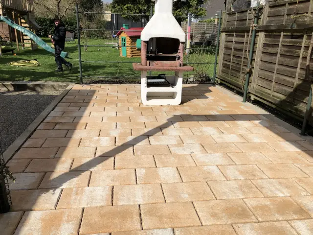 Gereinigte Terrassensteine im Außenbereich mit Grillplatz als Beispiel für professionelle Steinreinigung.