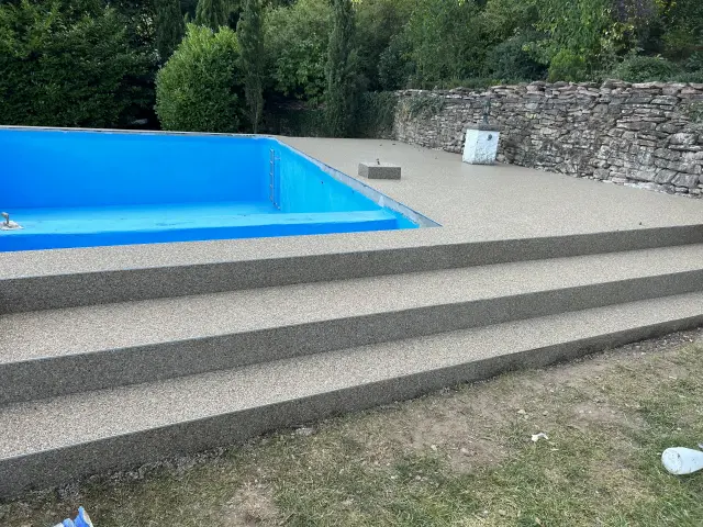 Steinteppich im Außenbereich auf Terrasse oder Balkon mit robuster, fugenloser und wetterbeständiger Oberfläche.